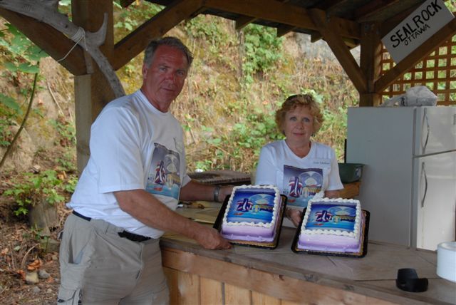 Greg & Leslie Mathews<BR> with traditional cakes